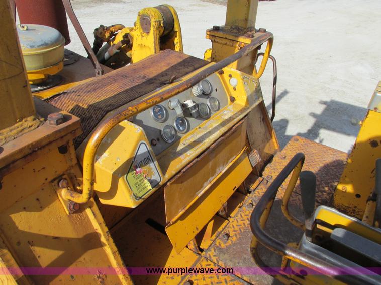 image for item F4213 1972 Caterpillar 977L track loader