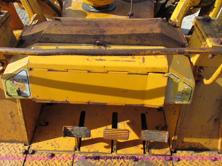 image for item F4213 1972 Caterpillar 977L track loader