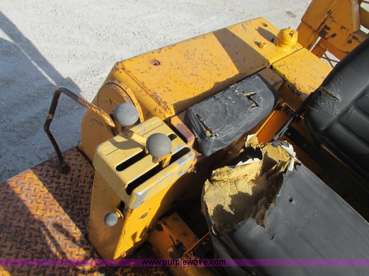 image for item F4213 1972 Caterpillar 977L track loader