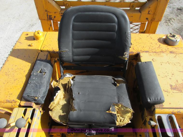image for item F4213 1972 Caterpillar 977L track loader
