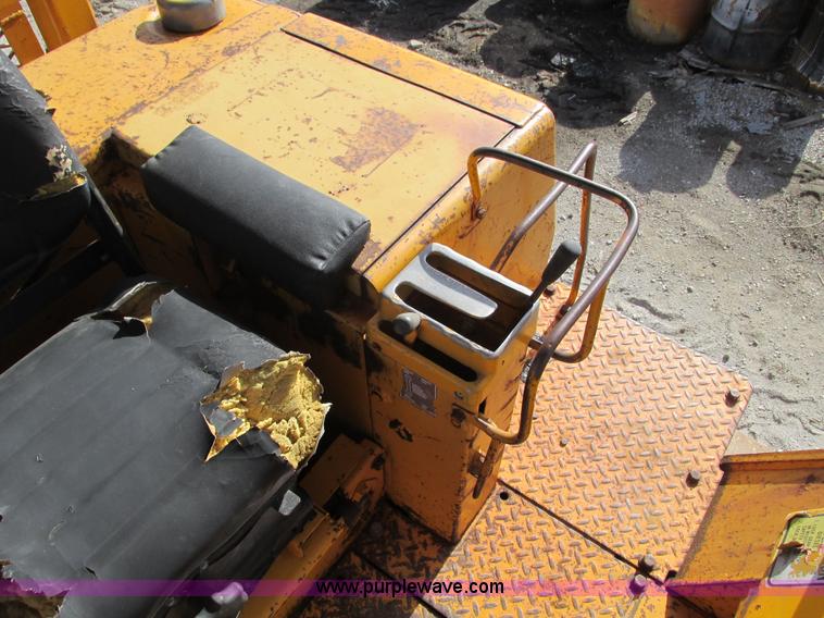 image for item F4213 1972 Caterpillar 977L track loader