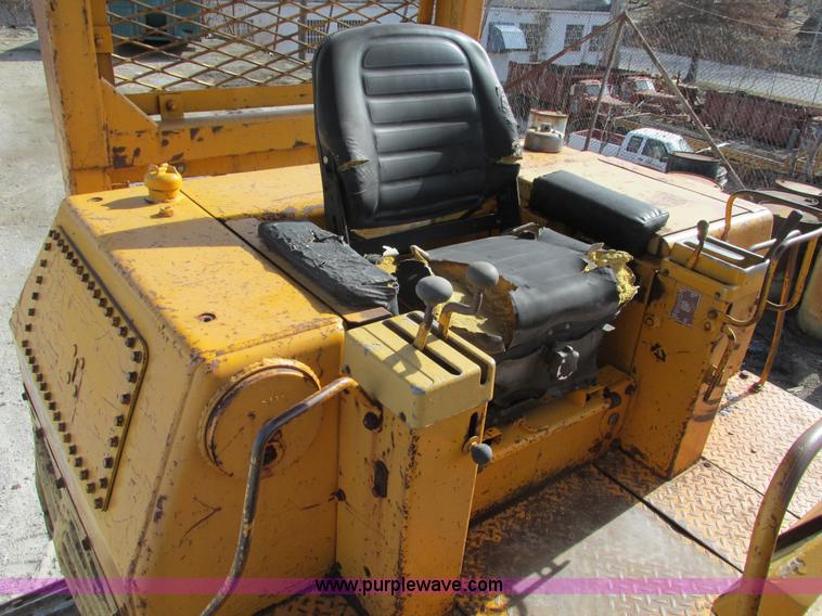 image for item F4213 1972 Caterpillar 977L track loader