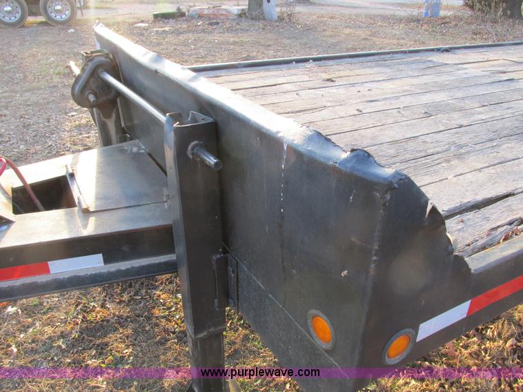 image for item F4224 1991 Towmaster T-40 20' equipment trailer