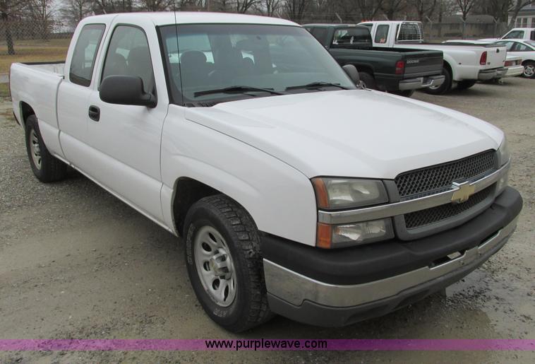 image for item F4296 2005 Chevrolet Silverado 1500 Extended Cab pickup truck
