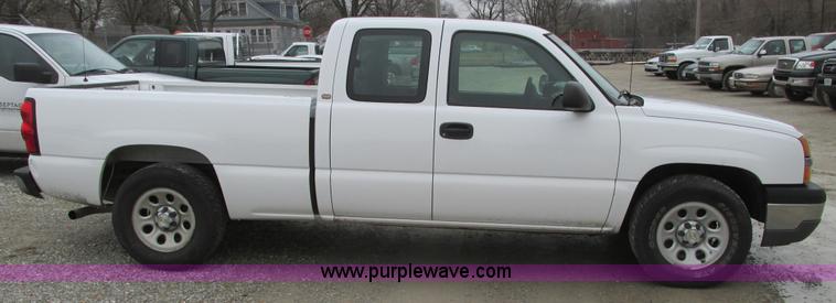 image for item F4296 2005 Chevrolet Silverado 1500 Extended Cab pickup truck