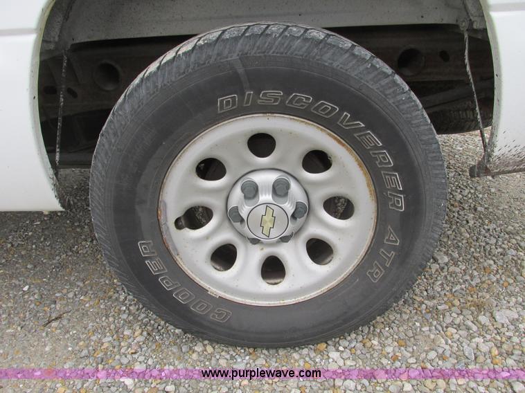 image for item F4296 2005 Chevrolet Silverado 1500 Extended Cab pickup truck