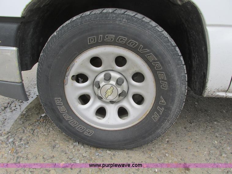 image for item F4296 2005 Chevrolet Silverado 1500 Extended Cab pickup truck