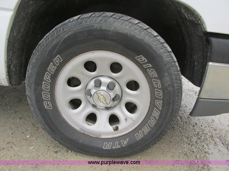 image for item F4296 2005 Chevrolet Silverado 1500 Extended Cab pickup truck