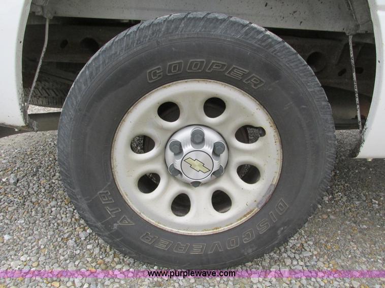 image for item F4296 2005 Chevrolet Silverado 1500 Extended Cab pickup truck