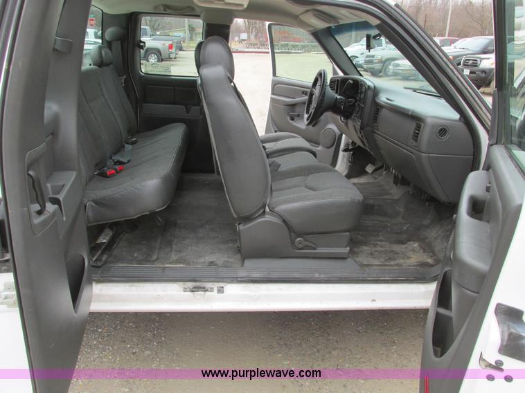 image for item F4296 2005 Chevrolet Silverado 1500 Extended Cab pickup truck