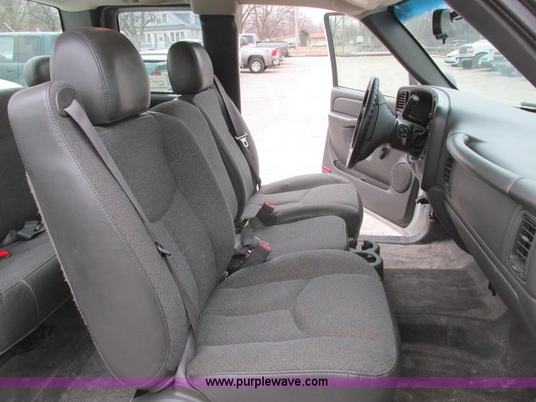 image for item F4296 2005 Chevrolet Silverado 1500 Extended Cab pickup truck