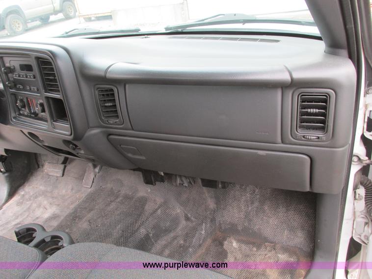 image for item F4296 2005 Chevrolet Silverado 1500 Extended Cab pickup truck