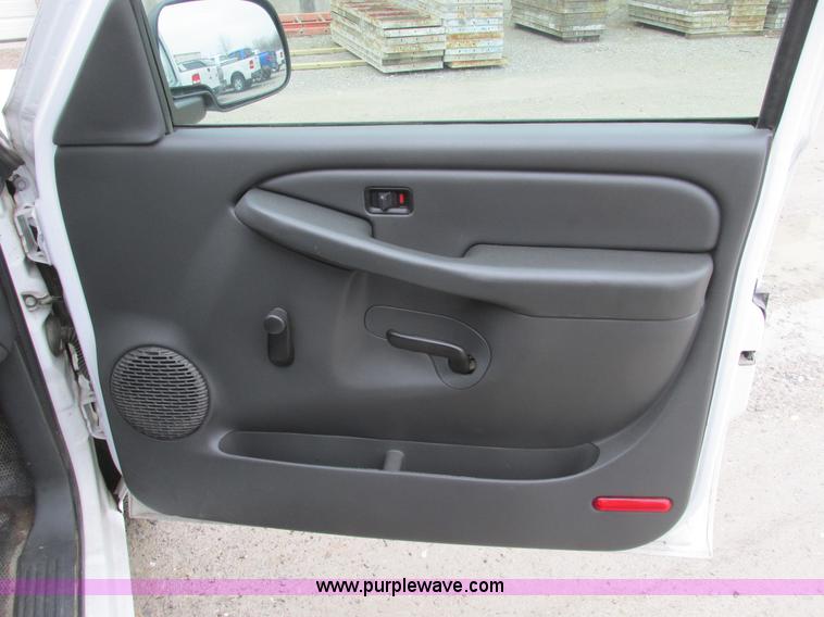 image for item F4296 2005 Chevrolet Silverado 1500 Extended Cab pickup truck