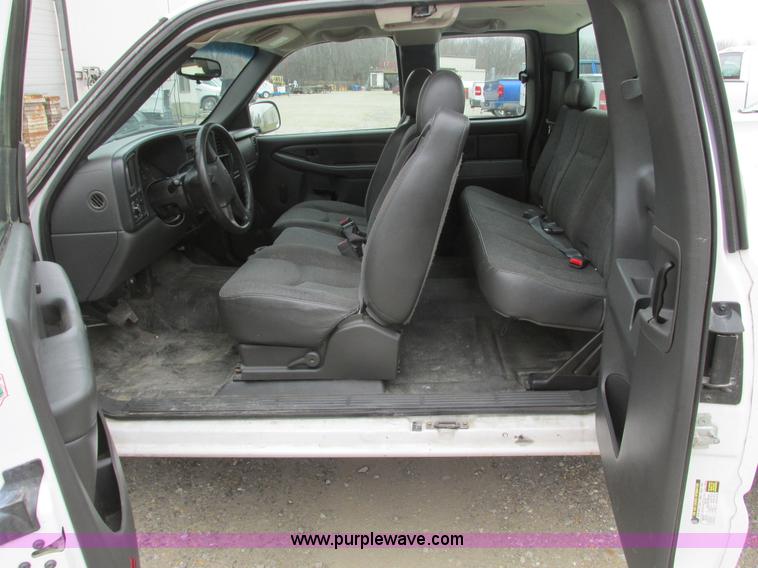 image for item F4296 2005 Chevrolet Silverado 1500 Extended Cab pickup truck