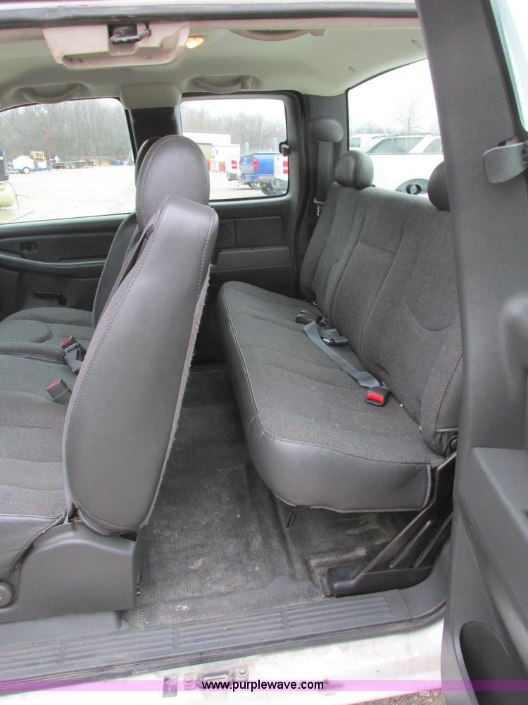 image for item F4296 2005 Chevrolet Silverado 1500 Extended Cab pickup truck