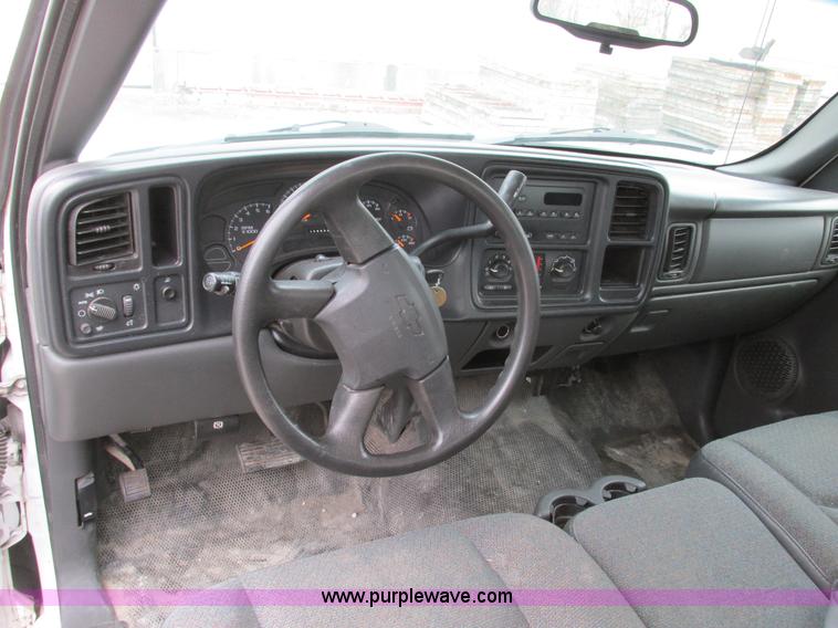 image for item F4296 2005 Chevrolet Silverado 1500 Extended Cab pickup truck