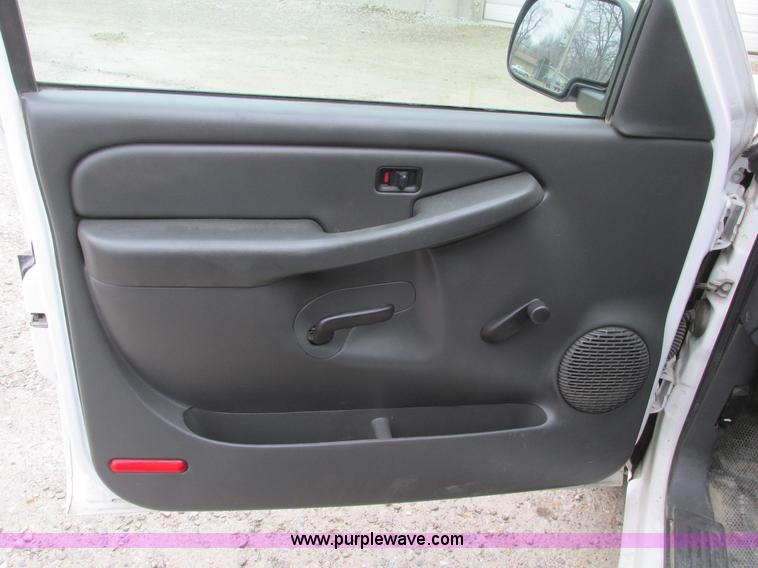 image for item F4296 2005 Chevrolet Silverado 1500 Extended Cab pickup truck