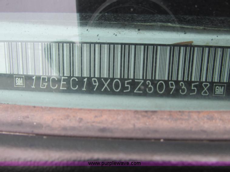 image for item F4296 2005 Chevrolet Silverado 1500 Extended Cab pickup truck