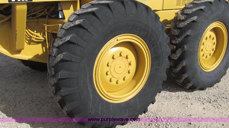 image for item G5638 2002 Caterpillar 140H motor grader