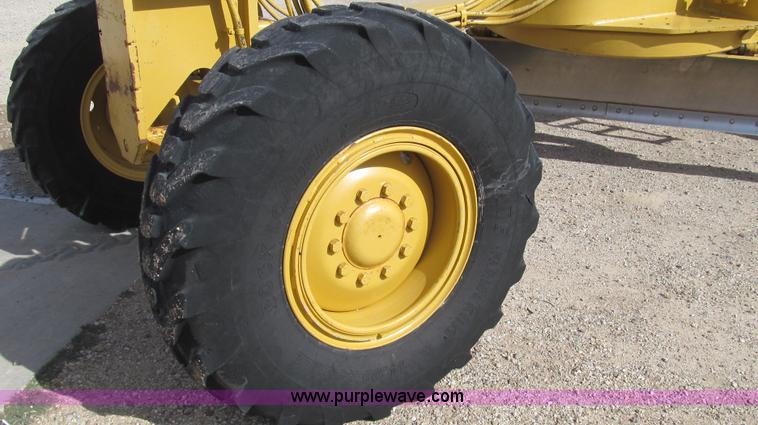 image for item G5638 2002 Caterpillar 140H motor grader