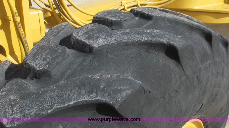 image for item G5638 2002 Caterpillar 140H motor grader