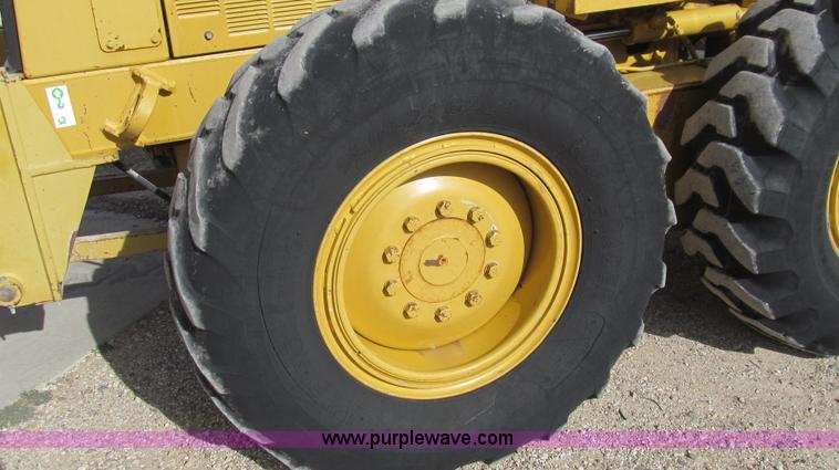 image for item G5638 2002 Caterpillar 140H motor grader