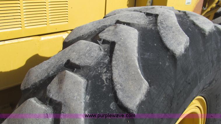 image for item G5638 2002 Caterpillar 140H motor grader