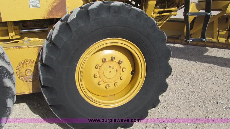 image for item G5638 2002 Caterpillar 140H motor grader