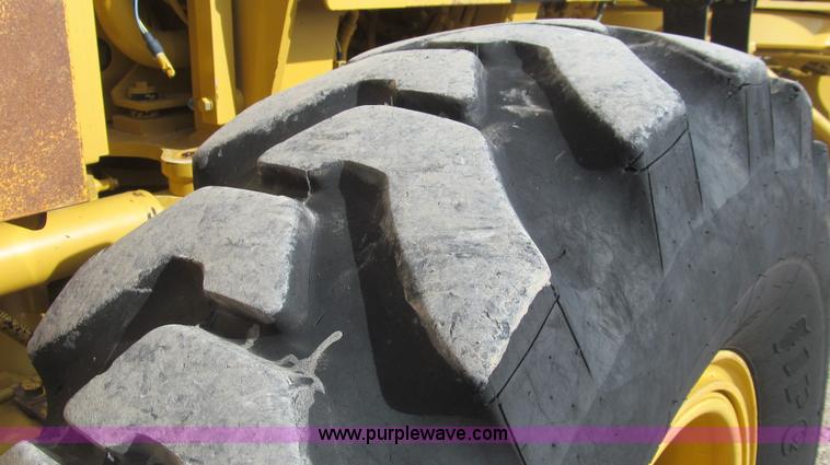 image for item G5638 2002 Caterpillar 140H motor grader