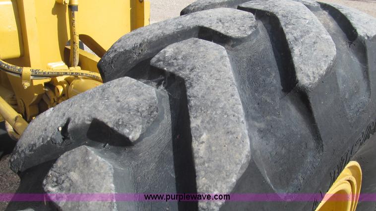 image for item G5638 2002 Caterpillar 140H motor grader