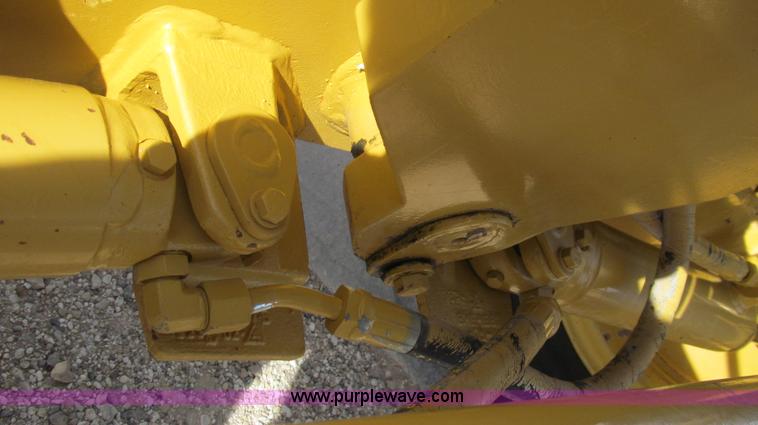 image for item G5638 2002 Caterpillar 140H motor grader