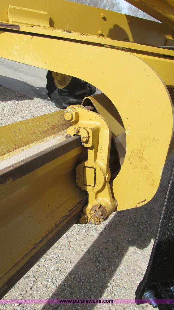 image for item G5638 2002 Caterpillar 140H motor grader