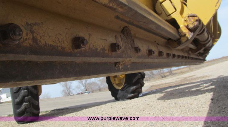 image for item G5638 2002 Caterpillar 140H motor grader