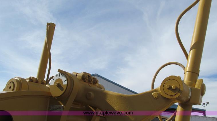 image for item G5638 2002 Caterpillar 140H motor grader