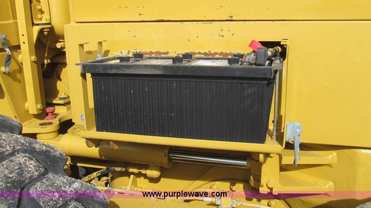 image for item G5638 2002 Caterpillar 140H motor grader