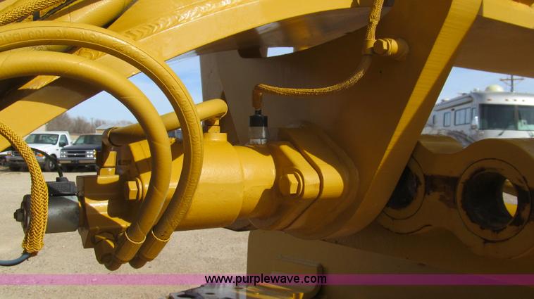 image for item G5638 2002 Caterpillar 140H motor grader