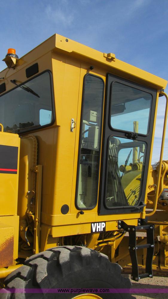 image for item G5638 2002 Caterpillar 140H motor grader