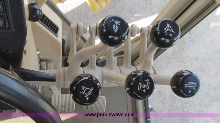 image for item G5638 2002 Caterpillar 140H motor grader