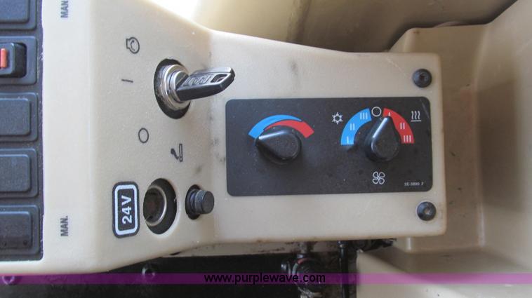 image for item G5638 2002 Caterpillar 140H motor grader