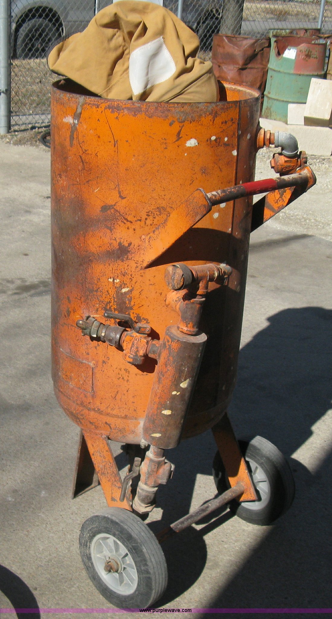 Andersen Blast Cleaner sandblasting pot in Wichita, KS Item E3080