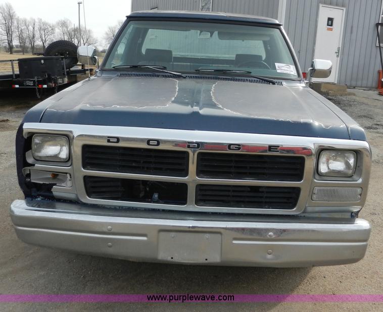 image for item A3919 1992 Dodge Ram D150 pickup truck