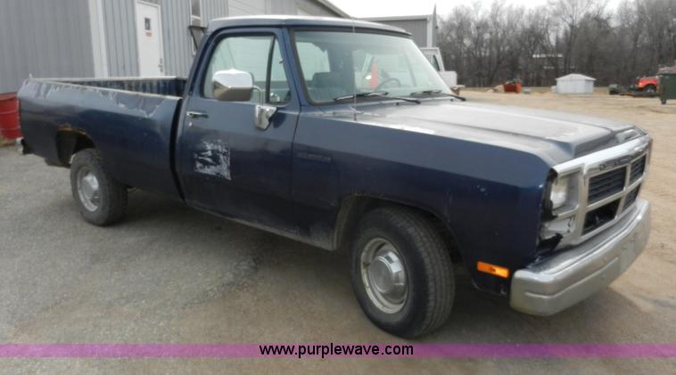 image for item A3919 1992 Dodge Ram D150 pickup truck