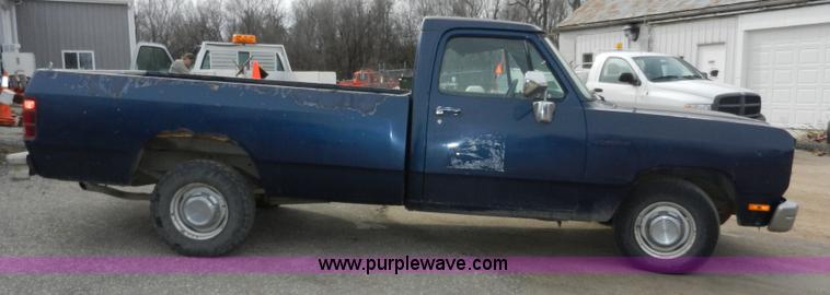 image for item A3919 1992 Dodge Ram D150 pickup truck