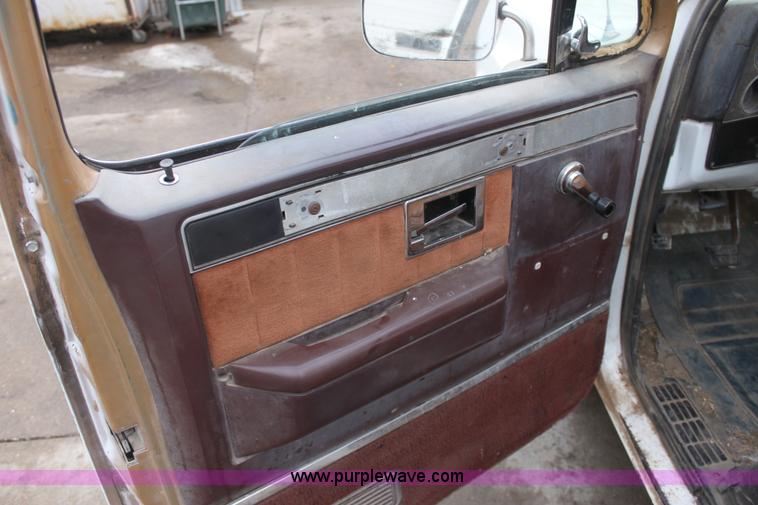 image for item AA9169 1982 GMC C/K 2500 pickup truck