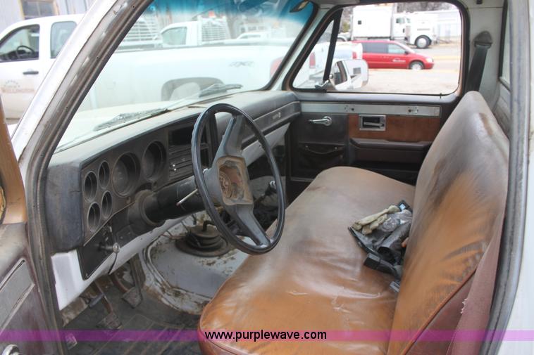 image for item AA9169 1982 GMC C/K 2500 pickup truck