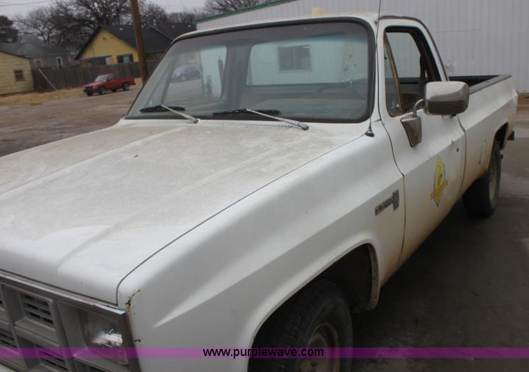 image for item AA9169 1982 GMC C/K 2500 pickup truck