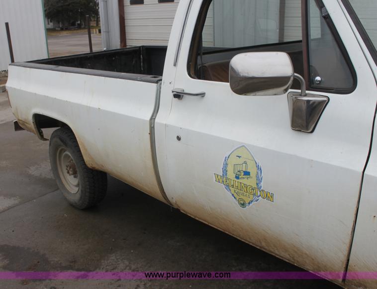 image for item AA9169 1982 GMC C/K 2500 pickup truck