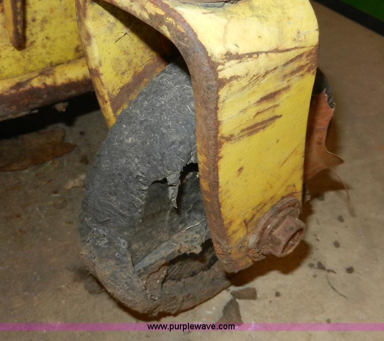 image for item AB9559 John Deere 430 lawn tractor