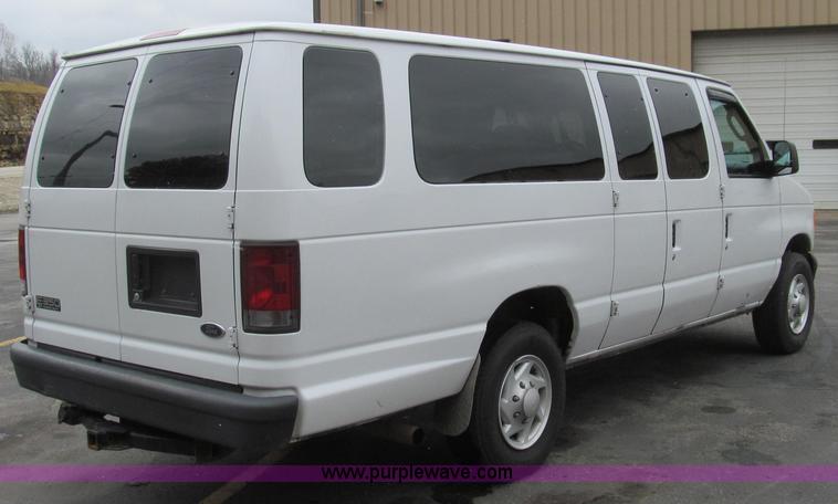 image for item E3696 2004 Ford E350 XL van