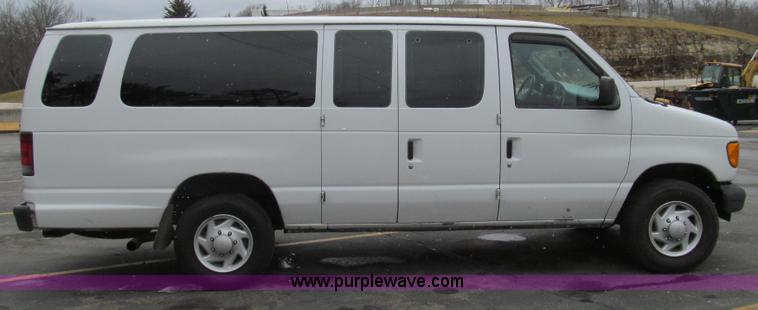 image for item E3696 2004 Ford E350 XL van